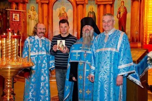 Благословление космонавта Романа Романенко на полет. Икону свт. Нектария Эгинского – подарок настоятельницы монастыря свт. Нектария – Роман взял на орбиту. Стоят: пономарь Александр, Р. Романенко, о. Иов, в стихаре космонавт Валерий Корзун